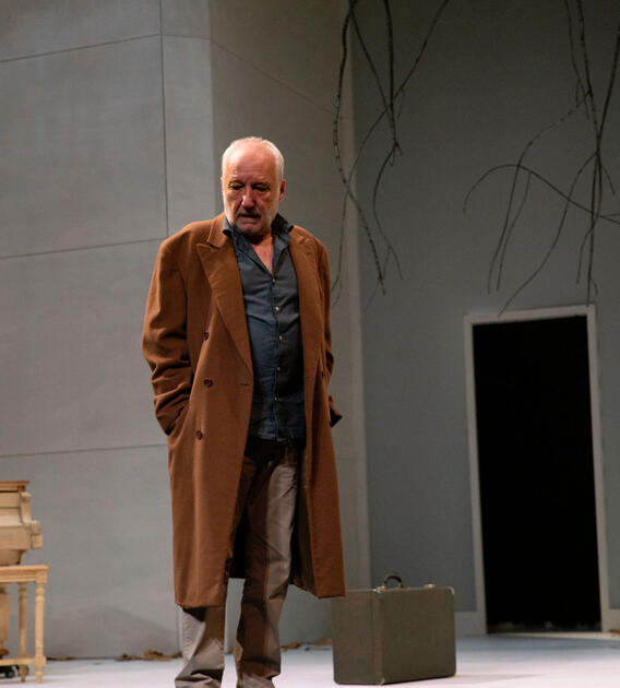 Theatre - "88 Fois L'Infini" 1/2