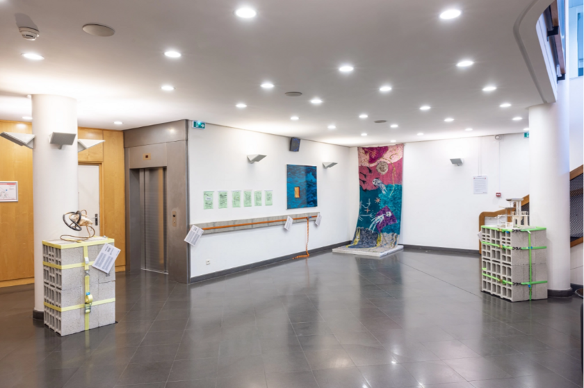 Les artistes des Ateliers du Quai Antoine Ier s’exposent au Théâtre des Variétés 1/4